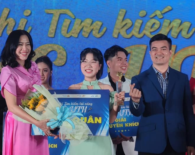 Đại học GTVT TPHCM tìm ra gương mặt tài năng MC - UTH mùa đầu - Hình 4 Dai hoc GTVT TPHCM tim ra guong mat tai nang MC - UTH mua dau-Hinh-4