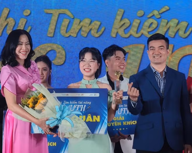 Dai hoc GTVT TPHCM tim ra guong mat tai nang MC - UTH mua dau-Hinh-4