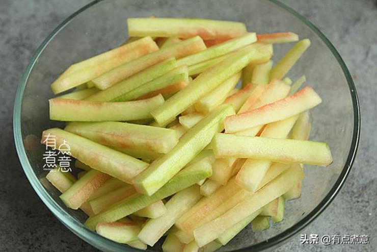 Cắt thành từng dải mỏng, dày 1cm. Thêm 1 thìa cà phê muối, trộn đều và để trong nửa giờ.