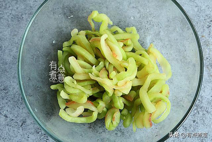 Dùng tay vắt hết nước trong vỏ dưa, vắt khô nhất có thể.