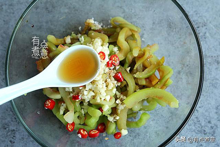 Băm nhỏ tỏi, ớt, trút vào bát vỏ dưa hấu.