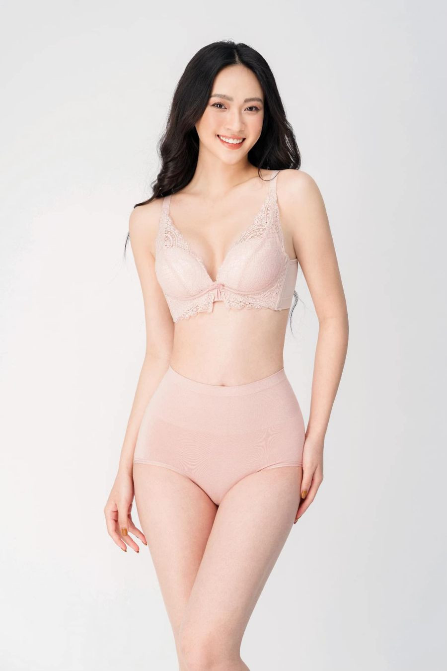 Được biết, cô gái miền Tây Bắc có chỉ số hình thể tốt khi cao 1,75m cùng số đo 3 vòng: 82 - 62 - 94cm. Với nhiều năm hoạt động nghề mẫu, Vũ Thuý Quỳnh có lợi thế nhất định khi đến với cuộc thi. Cô được nhận xét có sắc vóc sáng sân khấu, lan toả nguồn năng lượng tích cực tới những người xung quanh.