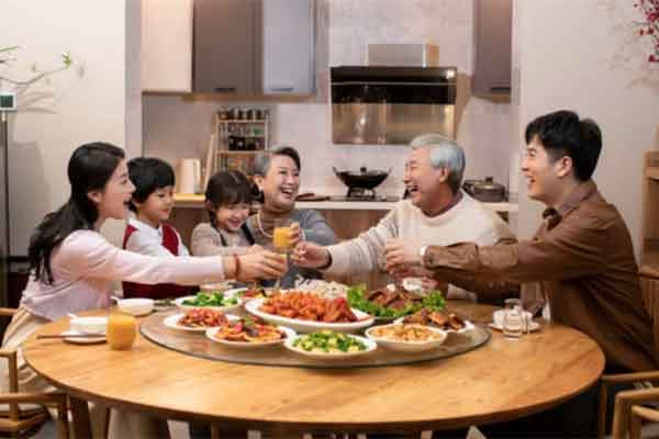 Vợ muốn ăn tết ngoại, chồng nói: "Bảo nhà ngoại xin phép nhà nội" Vo muon an tet ngoai, chong noi: