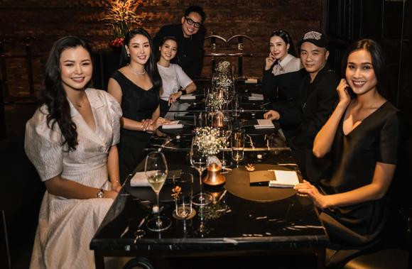 Buổi tiệc có sự xuất hiện của nhiều bạn bè của cả hai như Hoa hậu Dương Mỹ Linh - bạn trai Việt Kiều, Linh Nga - bạn trai, đại gia Đức Huy (chồng cũ Lệ Quyên), NTK Đỗ Mạnh Cường, CEO Huy Cận.