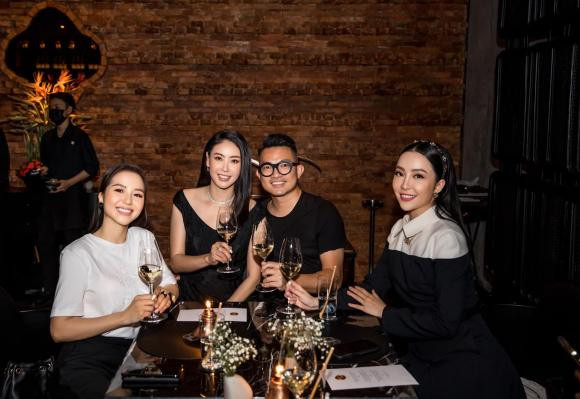 Diễn viên múa Linh Nga (ngoài cùng bên phải) và bạn trai Tuấn Moon (đeo kính) giúp Hà Kiều Anh tổ chức tiệc sinh nhật sang trọng, ấm cúng cho ông xã ở một nhà hàng tại TP HCM.