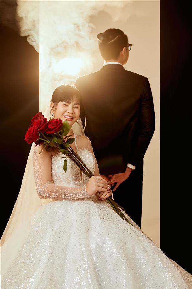 br/> Đáng chú ý, tình cũ Kiều Minh Tuấn cũng hỏi vui ý kiến con về việc đi thêm bước nữa. Thay vì ngăn cản như trước, lần này Thiên Minh chỉ trả lời "tùy mẹ". ''Lần trước mẹ hỏi con câu này rồi và con cũng trả lời 'không' với mẹ. Con chỉ sợ mẹ lại khổ. Nhưng giờ mẹ hỏi con lần nữa, con sẽ trả lời là: Tùy mẹ. Nhưng theo con, mẹ đừng lấy chồng, đừng làm đám cưới. Mẹ hãy là người tình. Mẹ ơi, một số người đàn ông con thấy khi cưới vợ rồi, người phụ nữ rất khổ. Vì đàn ông sẽ không còn yêu thương, nâng niu như khi còn là người tình. Thậm chí, muốn chăm sóc bản thân mà người chồng cũng không cho", con trai Cát Phượng tâm sự với mẹ.