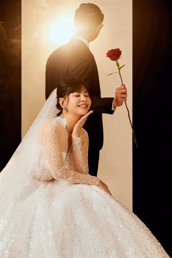 Trước chia sẻ của con trai, Cát Phượng cho rằng tuổi nào cũng có cái tình của tuổi đó. Nếu như lúc nhỏ là tình yêu thì lớn chút sẽ trở thành tình thương, già sẽ là tình nghĩa. "Tình yêu sẽ nhanh hết vì yêu nó thuộc về cảm xúc, nay còn yêu mai sẽ hết khi cảm xúc lên xuống. Tình thương là cái tình yêu bền vững nhiều năm. Khi tình yêu đủ lớn thì mặc cảm xúc ổn định không lên không xuống, không mất và lâu dần thành tình thương. Về tình nghĩa, tình yêu + tình thương = tình nghĩa", Cát Phượng giãi bày.