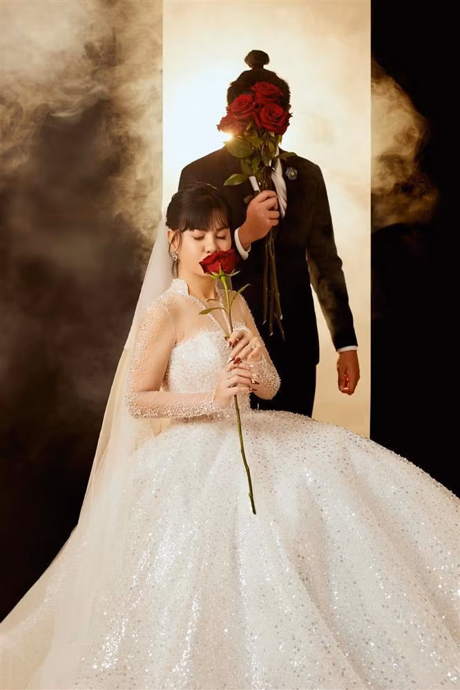 Thiên Minh hiện 18 tuổi, là trái ngọt hôn nhân của Cát Phượng và Thái Hòa. Sau khi gia đình đổ vỡ, cậu sống với mẹ. Theo Cát Phượng chia sẻ, quý tử là một chàng trai sống tình cảm, tâm lý và hiểu chuyện. Không chỉ thương yêu, lo lắng cho người thân, Bom còn quan tâm tới những hoàn cảnh khó khăn.