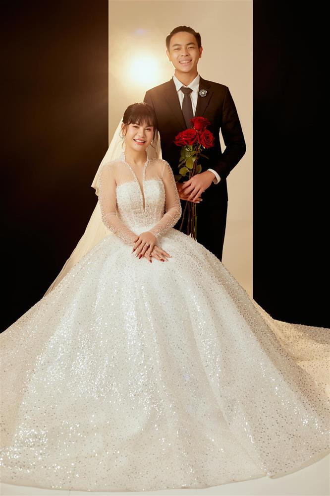 Con trai Cát Phượng chụp hình cùng mẹ. Đáp lại mẹ, Thiên Minh bày tỏ mong muốn mẹ gặp được một người đàn ông chân thành, lớn hay nhỏ tuổi không quan trọng. Cậu cũng khuyên nếu gặp được người như vậy, Cát Phượng nên mở lòng. "Khi mẹ 60 tuổi - 70 tuổi mà người đàn ông đó vẫn còn ở lại bên cạnh mẹ nghĩa là chú đó thương mẹ thiệt đó. Con mong trong đường tình yêu của mẹ cuối cuộc đời sẽ có kỳ tích. Con cũng mong kỳ tích đó sẽ đến và con sẽ nắm tay mẹ, dắt mẹ đến gửi cho chú ấy", Thiên Minh nói, khiến mẹ rơi nước mắt. "Con biết mẹ rất nghèo, mẹ không có tài sản như nhiều nhà, nhiều đất, nhiều xe... Con biết mẹ vô sản, nhưng mẹ có một tài sản lớn, đó là con. Nên mẹ yên tâm, chờ con học đại học, con tìm việc làm, có tiền con lo cho mẹ. Lúc đó mẹ đừng bươn chải nữa", con trai nhắn nhủ Cát Phượng thêm.