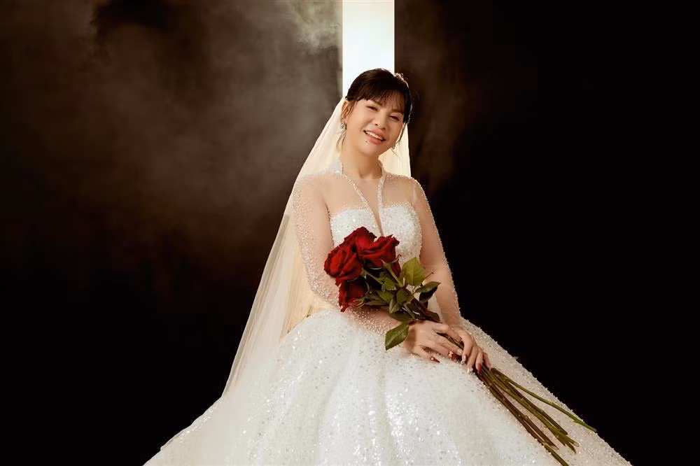 Mới đây, Cát Phượng xả loạt ảnh diện váy cưới, hé lộ danh tính người đàn ông bí ẩn trong album "đặc biệt" của mình. Nữ diễn viên cho biết, khi lên ý tưởng chụp bộ ảnh cưới làm kỷ niệm, cô đã ngỏ ý nhờ con trai Thiên Minh (tên thân mật là Bom) đóng vai người đàn ông trong bóng đêm, chỉ cần xoay lưng, không cần lộ diện. 