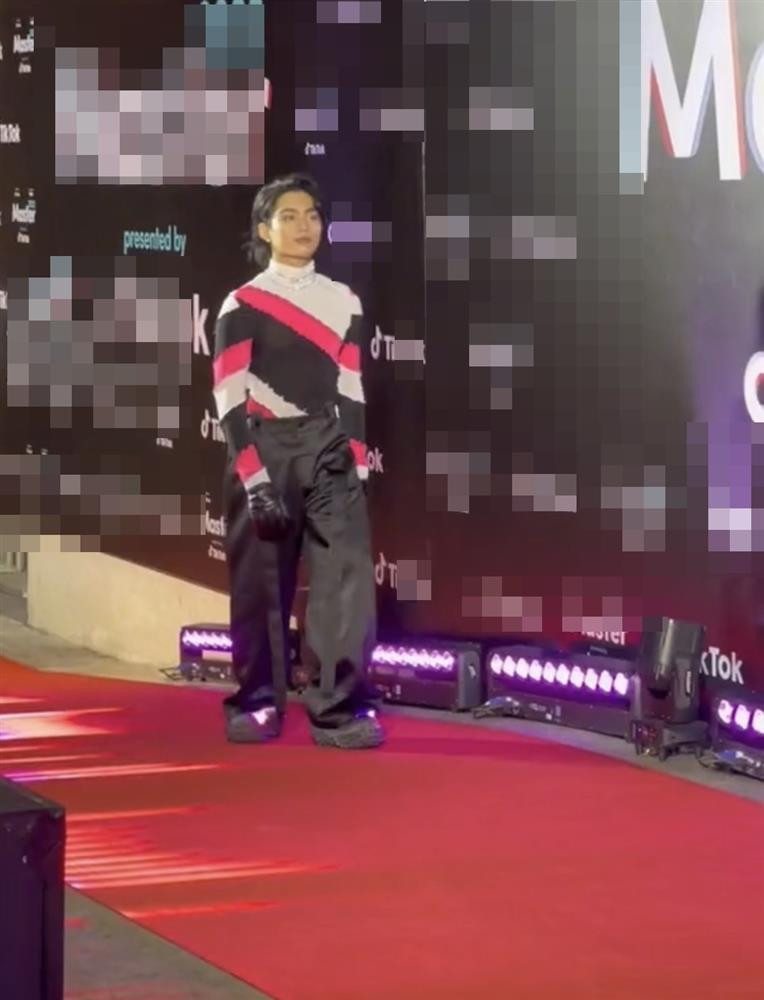 Tuy chỉ là tân binh nhưng thời gian gần đây, MONO đang chứng minh sức hút không kém gì người anh nổi tiếng Sơn Tùng. Ngoài âm nhạc bắt trend, gu thời trang của nam ca sĩ cũng thường xuyên thành tâm điểm chú ý của dân mạng. Mới đây, xuất hiện tại một thảm đỏ sự kiện, anh chàng một lần nữa nhận cả loạt ý kiến trái chiều vì gu ăn mặc kì dị. Nam ca sĩ tiếp tục trung thành với kiểu tóc dài lả lơi và mặc áo bó sát khoe body, phối quần ống thụng và giày thể thao. Tổng thể cả outfit bị netizen phản đối kịch liệt vì không giống ai lại còn dìm dáng "thảm hại".