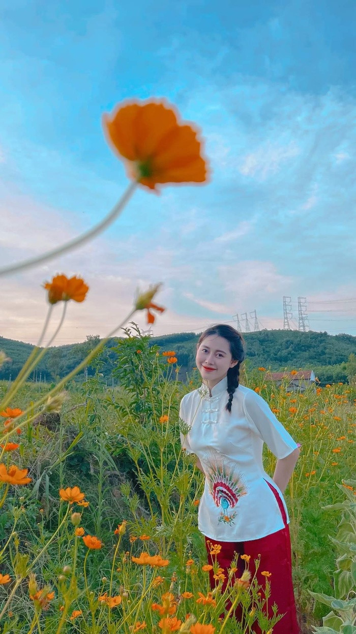 Cho đến khi trở thành sinh viên trường đại học, Việt Phương Thoa tiếp tục đăng ký tham gia Nữ sinh viên Việt Nam duyên dáng năm 2016. Theo như lời "chị Google" chia sẻ, cô được bạn bè "xúi giục" đi thi và dành nhiều lời khen có cánh cho nhan sắc nên cô đã tự tin thử sức mình ở một cuộc thi mới.