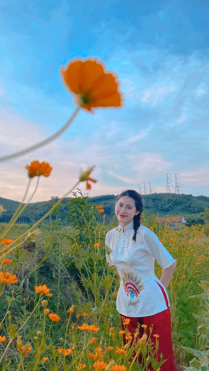 Cho đến khi trở thành sinh viên trường đại học, Việt Phương Thoa tiếp tục đăng ký tham gia Nữ sinh viên Việt Nam duyên dáng năm 2016. Theo như lời "chị Google" chia sẻ, cô được bạn bè "xúi giục" đi thi và dành nhiều lời khen có cánh cho nhan sắc nên cô đã tự tin thử sức mình ở một cuộc thi mới.