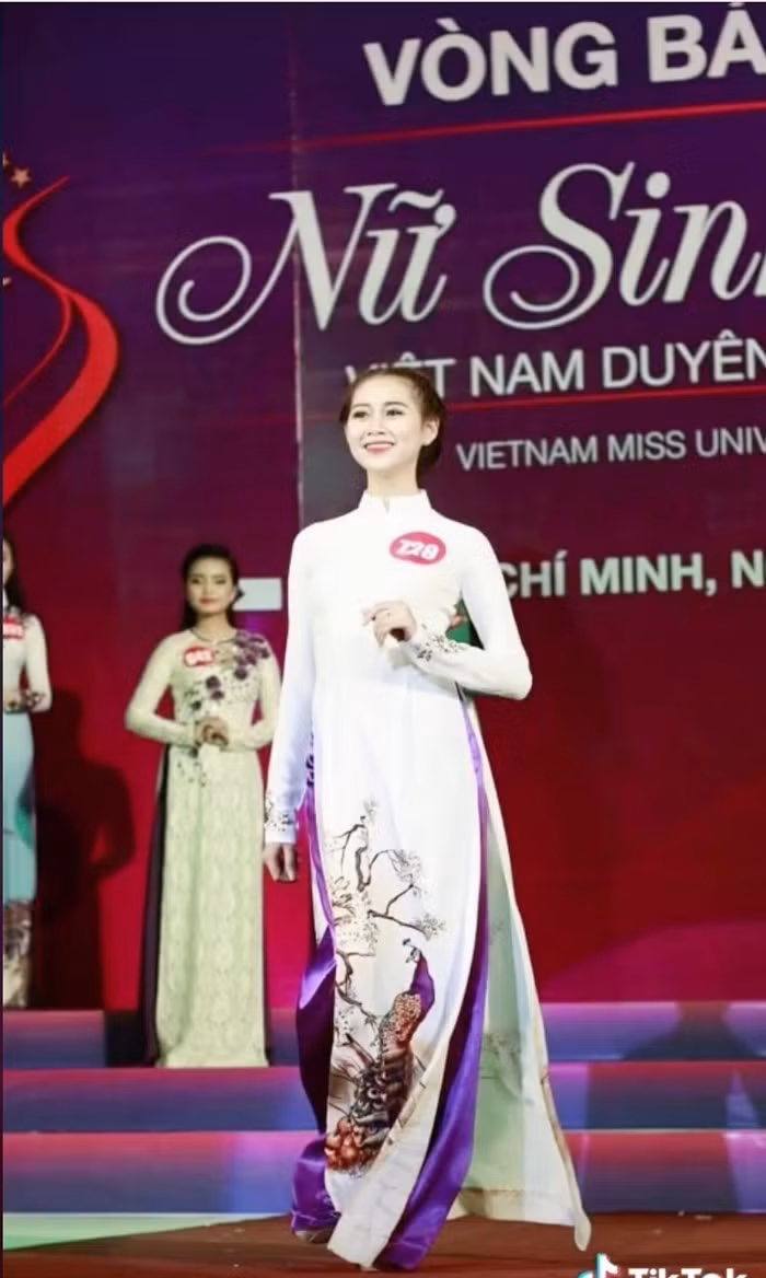 Mới đây, nữ TikToker đăng tải những đoạn clip kể về hành trình tham gia các cuộc thi sắc đẹp thời còn ngồi trên ghế nhà trường. Được biết trước đó, cô từng có kinh nghiệm tham gia cuộc thi hoa khôi tại trường cấp 3 và giành lấy ngôi vị cao nhất. Tuy nhiên sau khi được trường cử đi thi ở tỉnh thì lại không đạt được thành tích như mong muốn.