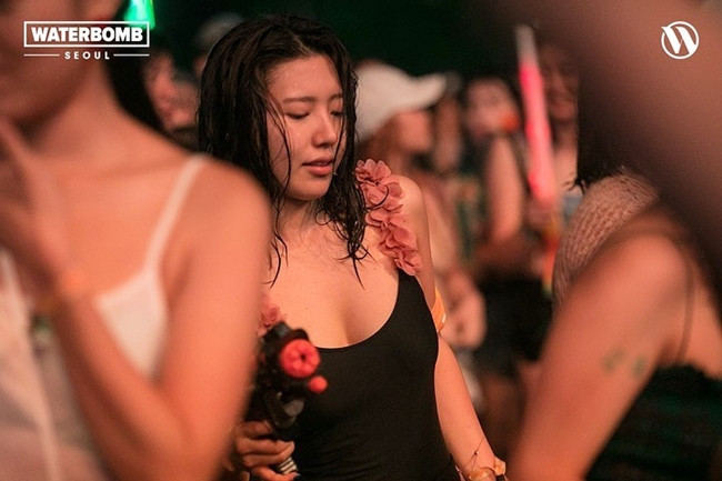 Gai xinh thoai mai lach luat ngam an mac tai le hoi bom nuoc-Hinh-5