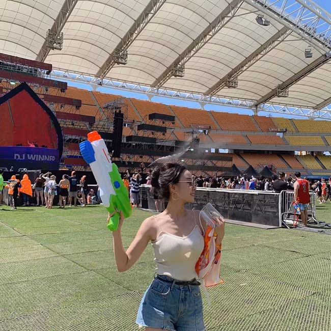 Gai xinh thoai mai lach luat ngam an mac tai le hoi bom nuoc-Hinh-11