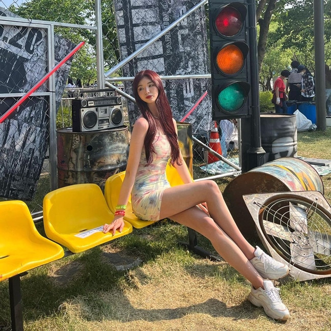 Gai xinh thoai mai lach luat ngam an mac tai le hoi bom nuoc-Hinh-13