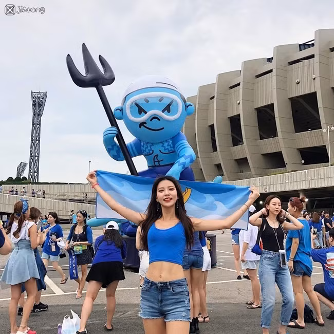 Gai xinh thoai mai lach luat ngam an mac tai le hoi bom nuoc-Hinh-8