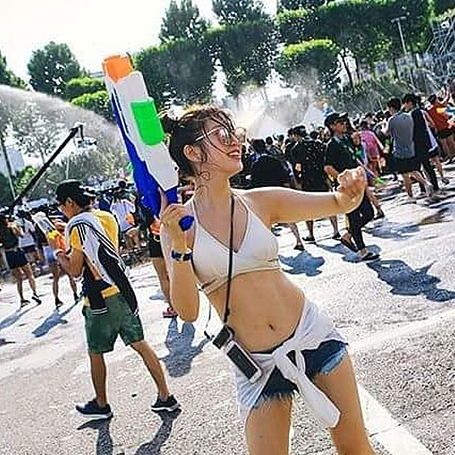 Gai xinh thoai mai lach luat ngam an mac tai le hoi bom nuoc-Hinh-9