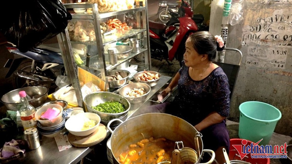 TikToker thoi gia to banh canh, chu quan bat khoc