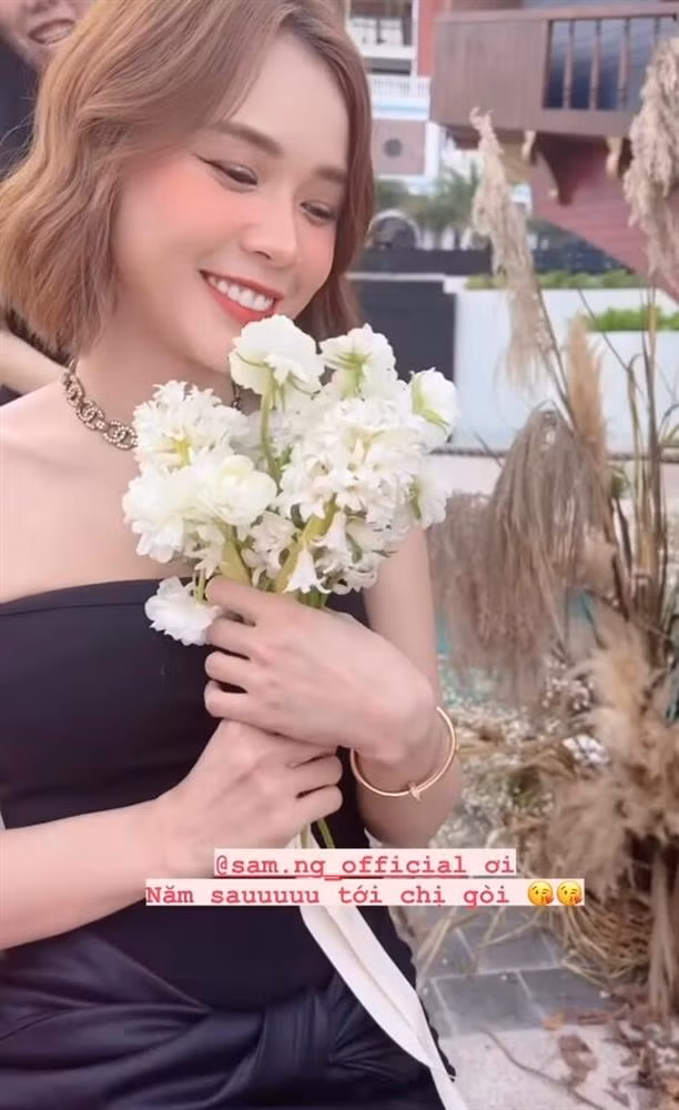 Sam là người bắt được bó hoa cưới từ cô dâu.