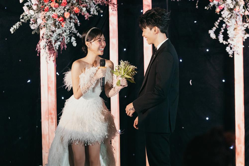 "Bằng một phép nhiệm màu nào đó thì người ta thấy bó hoa chục củ hạ cánh và... trôi trên bể bơi vô cực khu party, dập dìu theo tiếng nhạc BLACKPINK", cộng sự Diệu Nhi chia sẻ. Câu chuyện khiến nhiều người bật cười, không ngờ "bó hoa bằng cả tháng lương" bị "quăng" đi chỉ trong một nốt nhạc.