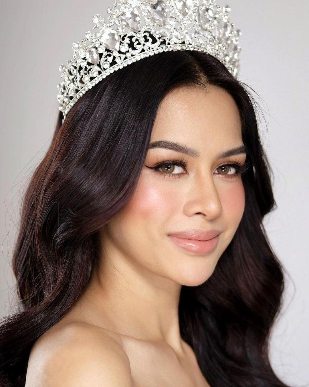 Sau khi bất ngờ trở thành Á hậu 5, cô sẽ cùng 9 người đẹp khác đồng hành với đơn vị tổ chức ở hành trình tiếp theo. Trước đó, ngày 29/10, ông Nawat đăng ảnh chúc mừng Tamondong là tân Á hậu 5, song nhanh chóng xóa đi sau vài phút.