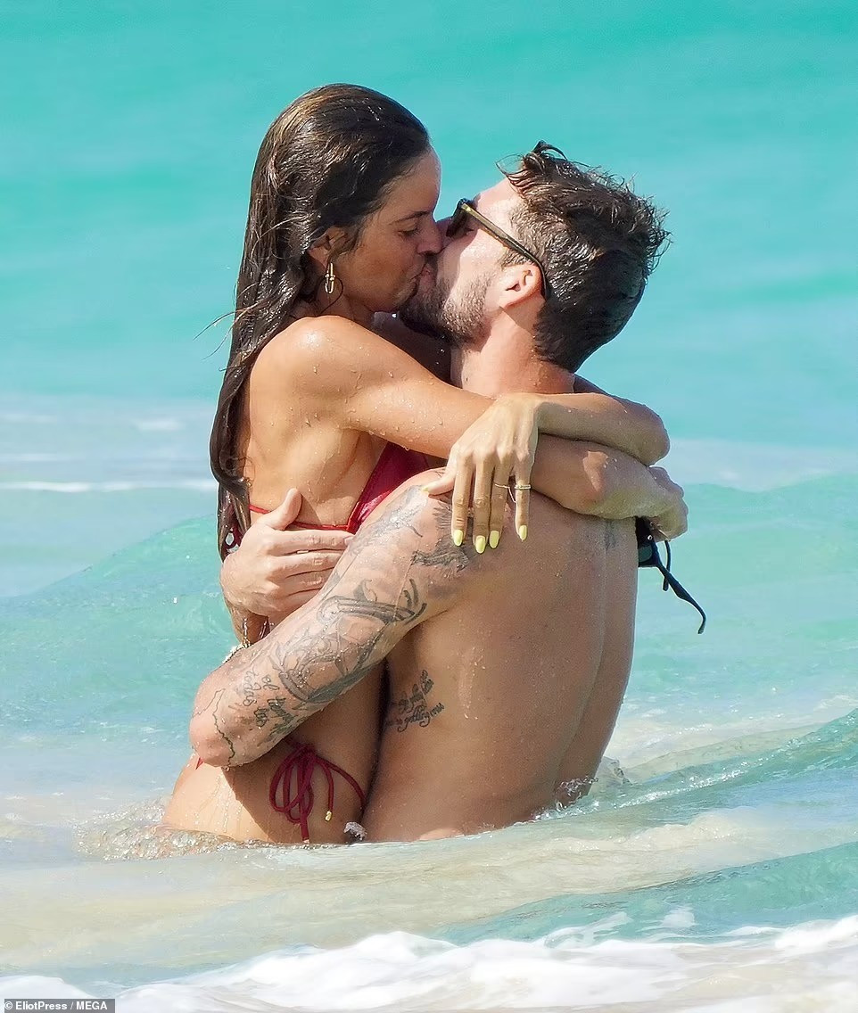 Kevin Trapp và Izabel Goulart hẹn hò từ năm 2015. Đến 2018, họ đính hôn. Tuy nhiên, đến nay, họ chưa có kế hoạch gì cho đám cưới. Ảnh: Mega.
