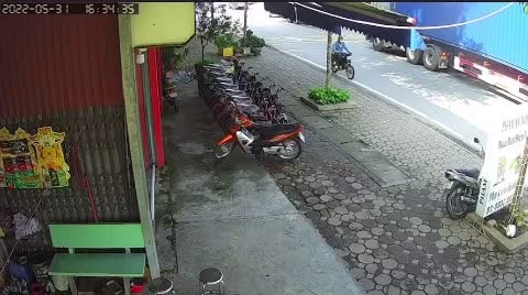 Khoảnh khắc người đàn ông bị xe đầu kéo cán trúng ở Hải Dương Khoanh khac nguoi dan ong bi xe dau keo can trung o Hai Duong