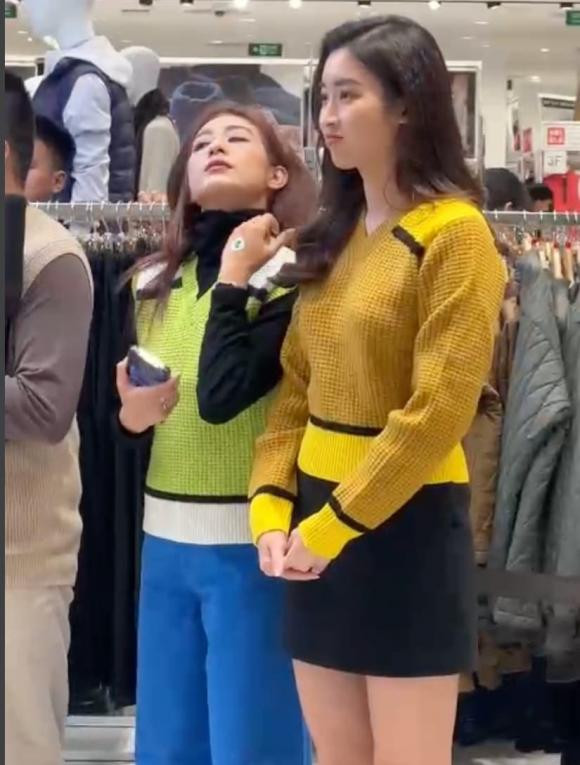 Mới đây, Đỗ Mỹ Linh bất ngờ bị bắt gặp tại một sự kiện thời trang. Nàng hậu diện áo len tông màu bắt mắt cùng chân váy ngắn khoe chân dài thon nuột. Qua ống kính camera thường, nàng hậu vẫn vô cùng cuốn hút rạng rỡ. Cô trông phúc hậu và dịu dàng hơn trước bội phần.