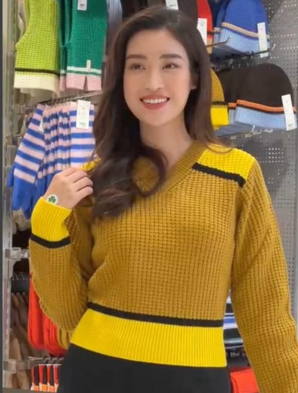 Dù đã là con dâu nhà hào môn nhưng Hoa hậu Việt Nam 2016 vẫn vô cùng khiêm tốn và giản dị. Cô liên tục chào hỏi mọi người xung quanh từ lúc bước vào sự kiện. Nàng hậu không vì thân thế mà xa cách mọi người. Cô còn chủ động vẫy tay chào fan khi họ gọi tên mình.