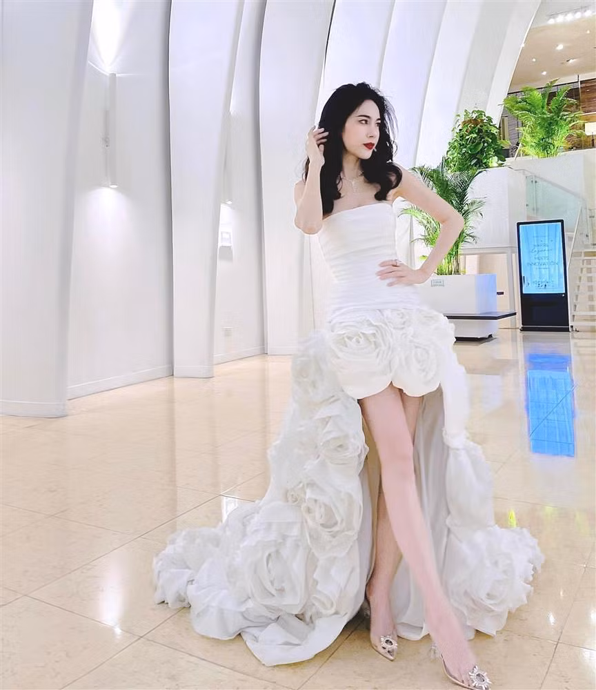 Thuy Tien dung hang Do Thi Ha, ca si co thang hoa hau?-Hinh-5