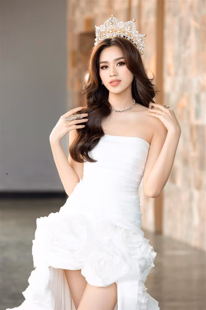 Thủy Tiên đụng hàng Đỗ Thị Hà, ca sĩ có thắng hoa hậu? - Hình 7 Thuy Tien dung hang Do Thi Ha, ca si co thang hoa hau?-Hinh-7