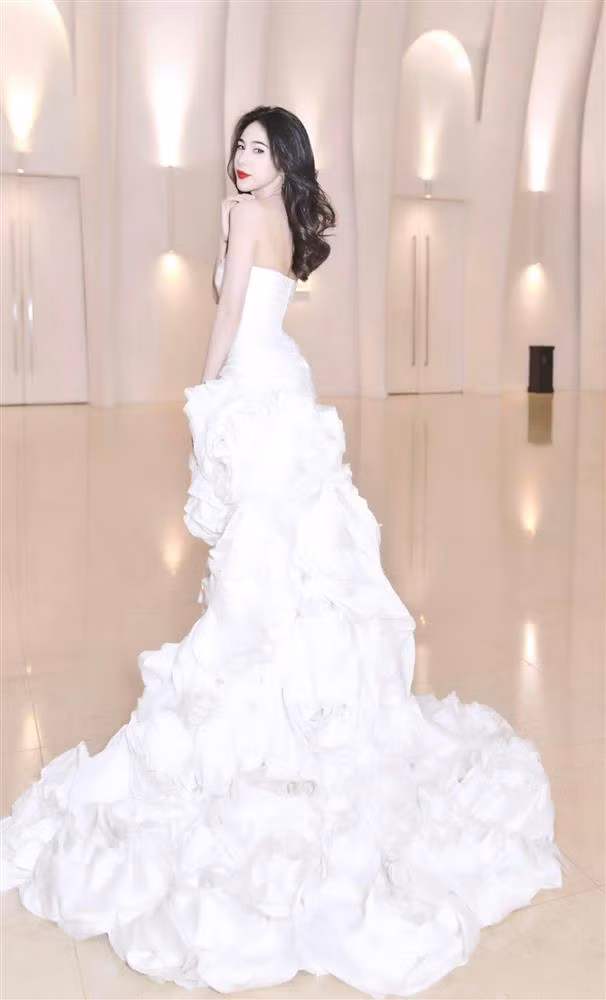 Thủy Tiên đụng hàng Đỗ Thị Hà, ca sĩ có thắng hoa hậu? - Hình 4 Thuy Tien dung hang Do Thi Ha, ca si co thang hoa hau?-Hinh-4