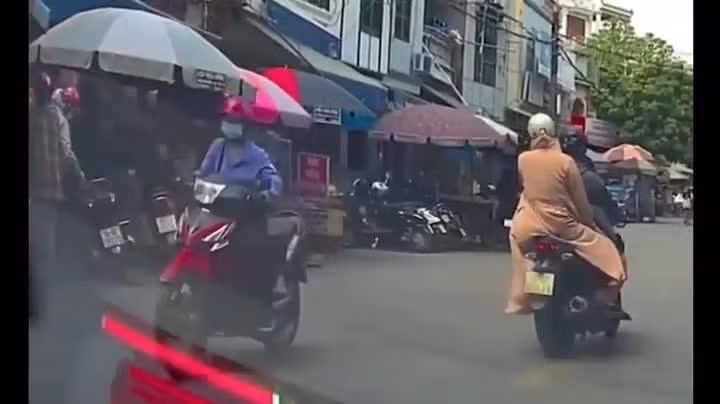 Ao chong nang cuon vao banh xe, co gai bi keo nga xuong duong