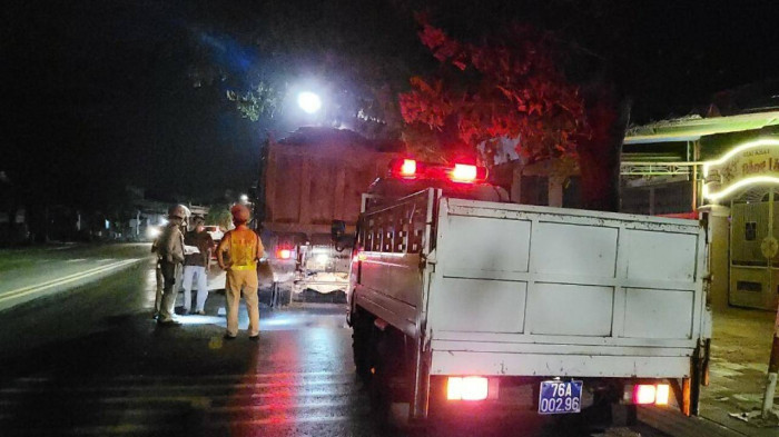 Cát tặc lại lộng hành, khai thác xuyên đêm tại Quảng Ngãi - Hình 6 Cat tac lai long hanh, khai thac xuyen dem tai Quang Ngai-Hinh-6