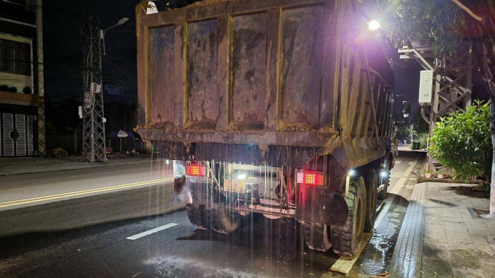 Cát tặc lại lộng hành, khai thác xuyên đêm tại Quảng Ngãi Cat tac lai long hanh, khai thac xuyen dem tai Quang Ngai