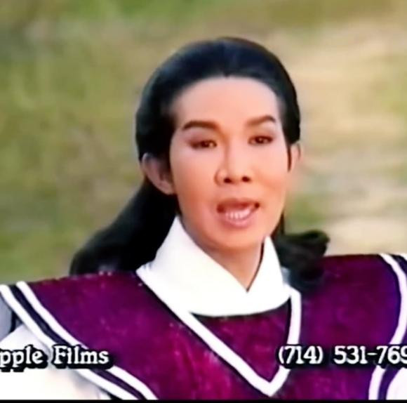 Mới đây, trên mạng xã hội TikTok đã lan truyền đoạn clip ghi lại màn hợp diễn của " Ông hoàng cải lương Hồ quảng" Vũ Linh và "Nữ hoàng ảnh lịch" Y Phụng. Đây là sự hợp tác hi hữu của hai tên tuổi đình đám một thời của làng giải trí Việt nên khiến người hâm mộ vô cùng thích thú.