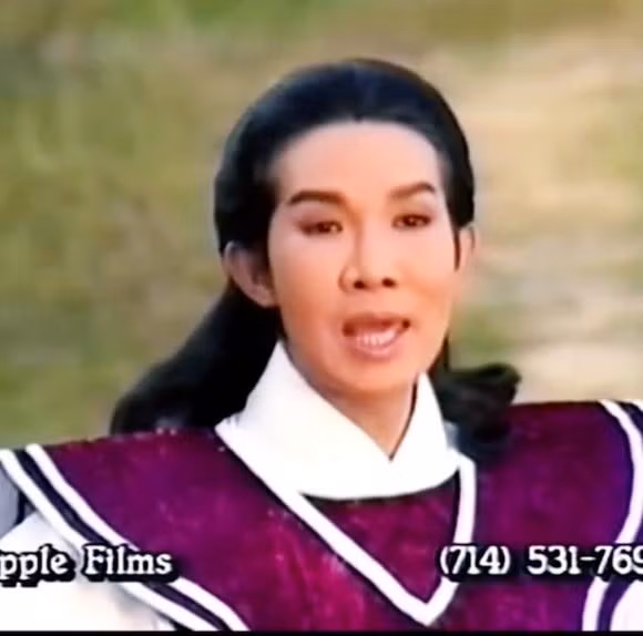 Mới đây, trên mạng xã hội TikTok đã lan truyền đoạn clip ghi lại màn hợp diễn của " Ông hoàng cải lương Hồ quảng" Vũ Linh và "Nữ hoàng ảnh lịch" Y Phụng. Đây là sự hợp tác hi hữu của hai tên tuổi đình đám một thời của làng giải trí Việt nên khiến người hâm mộ vô cùng thích thú.