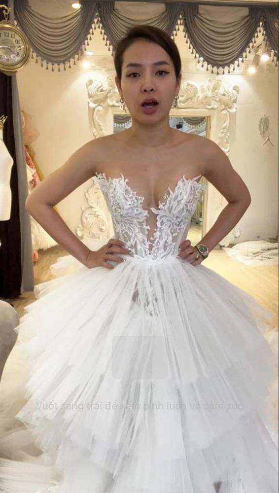 Phuong Trinh Jolie de mat moc, lo bung khi thu vay cuoi lan 2-Hinh-2