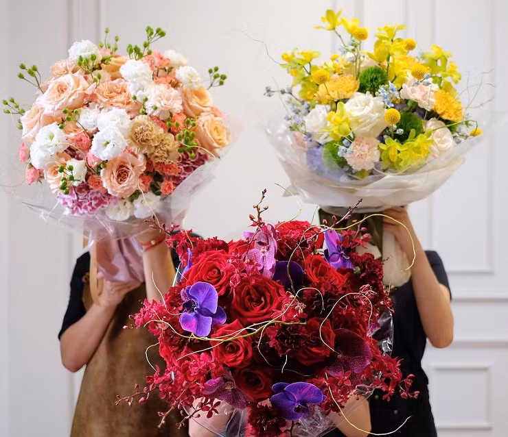 Dịp 20/10 năm nay cửa hàng này đã nhận được khoảng 30 đơn "khủng" là những bó hoa có giá từ 20-45 triệu đồng. (Ảnh: Khôi Hà).