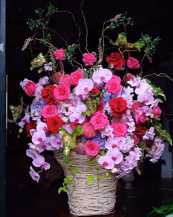 Cũng nhận được những đơn đặt hàng lên đến hàng chục triệu đồng, một shop hoa tại Cửa Nam (Hoàn Kiếm, Hà Nội) cho biết, đơn hàng “khủng” nhất mà cửa hàng nhận được đến thời điểm này là bình 200 bông hồng đỏ có giá gần 32 triệu đồng. “Chúng tôi sử dụng toàn bộ là hoa hồng đỏ Ecuador, cắm trên bình gốm cao cấp theo hình cầu với giá 31,7 triệu đồng. Ngoài ra, khách chủ yếu đặt những đơn hàng hoa từ 2-10 triệu đồng nhân dịp này”, đại diện cửa hàng thông tin.