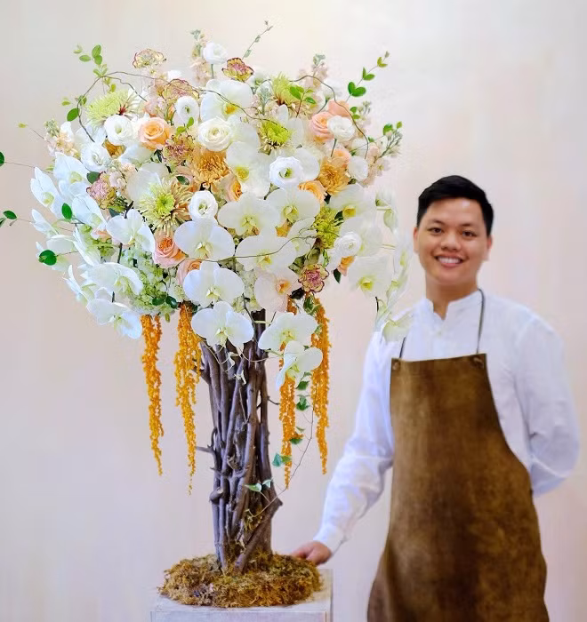 "Khách thường đặt trước từ 5-10 ngày, sau đó cửa hàng lên ý tưởng thiết kế làm theo lẵng, bình, bó hay giỏ và nhập hoa về hoàn thiện, giao đến khách trước 20/10”, anh Khôi cho hay.