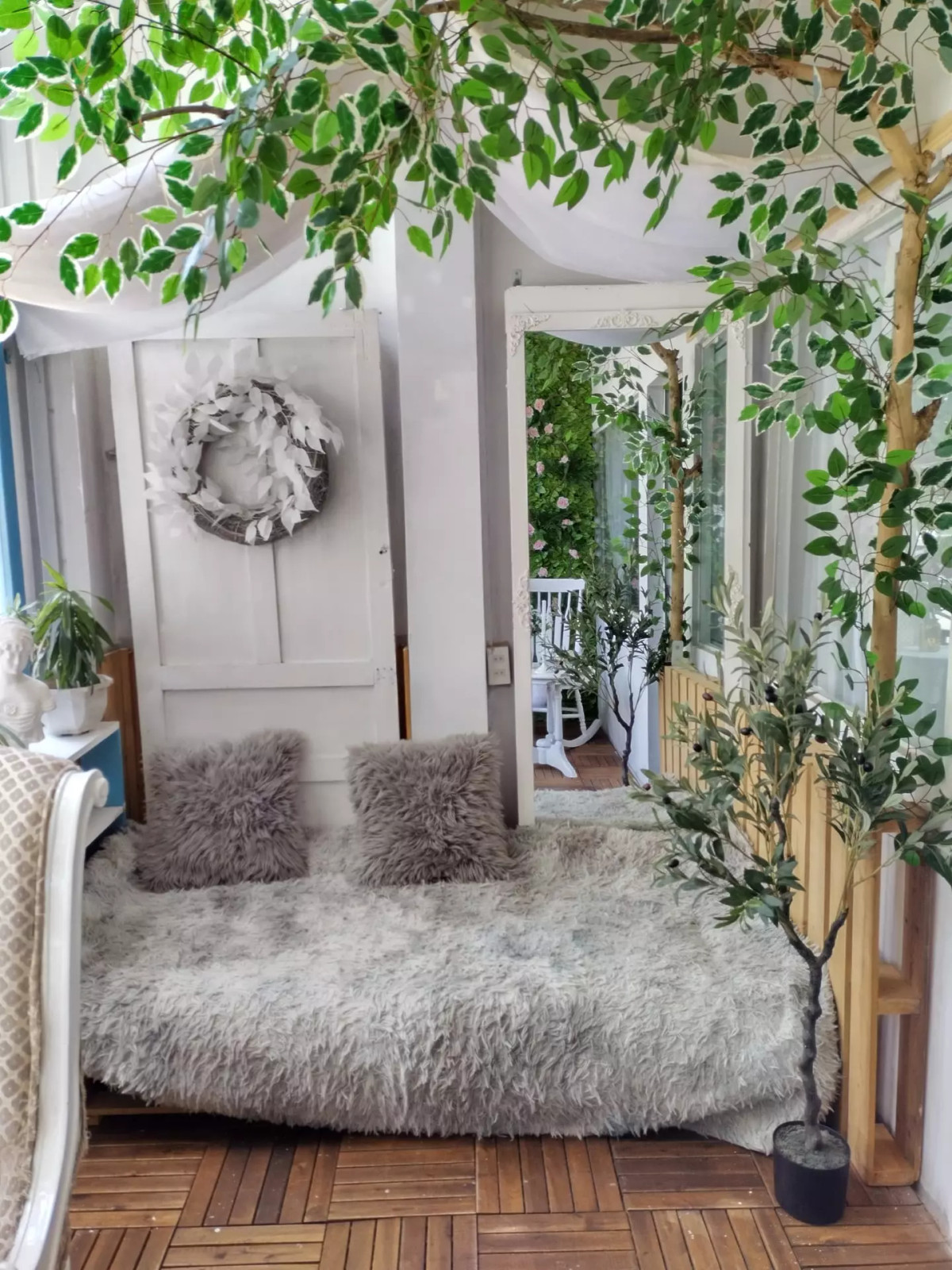 Chàng trai cải tạo phòng theo phong cách làng chài ven biển châu Âu ảnh 11