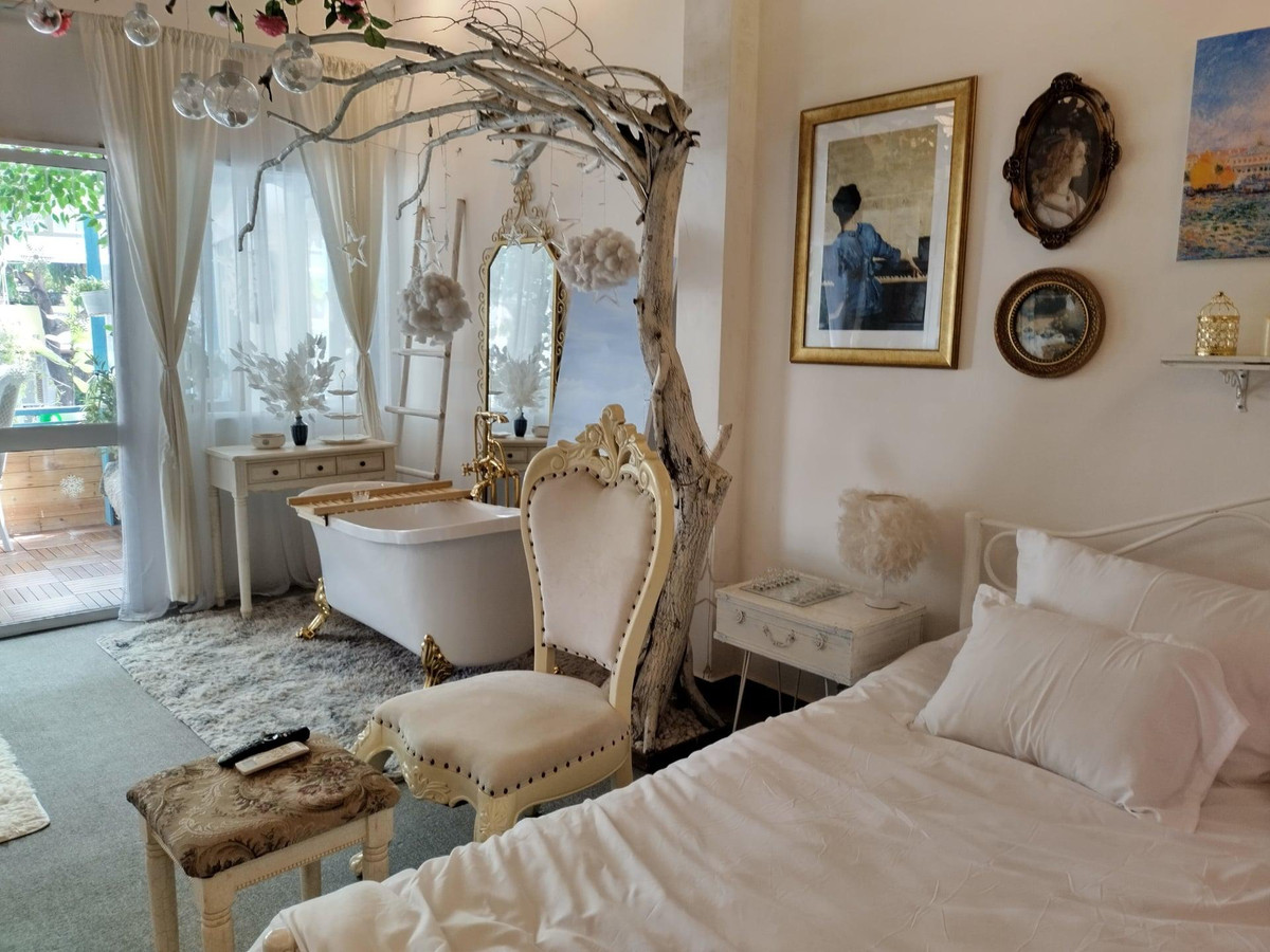 Chang trai cai tao phong theo phong cach lang chai ven bien chau Au