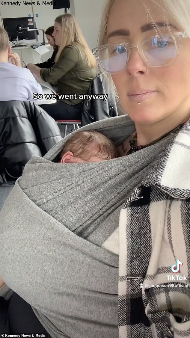 Bà mẹ bất chấp lệnh cấm vẫn mang con nhỏ tới giảng đường - Hình 2 Ba me bat chap lenh cam van mang con nho toi giang duong-Hinh-2