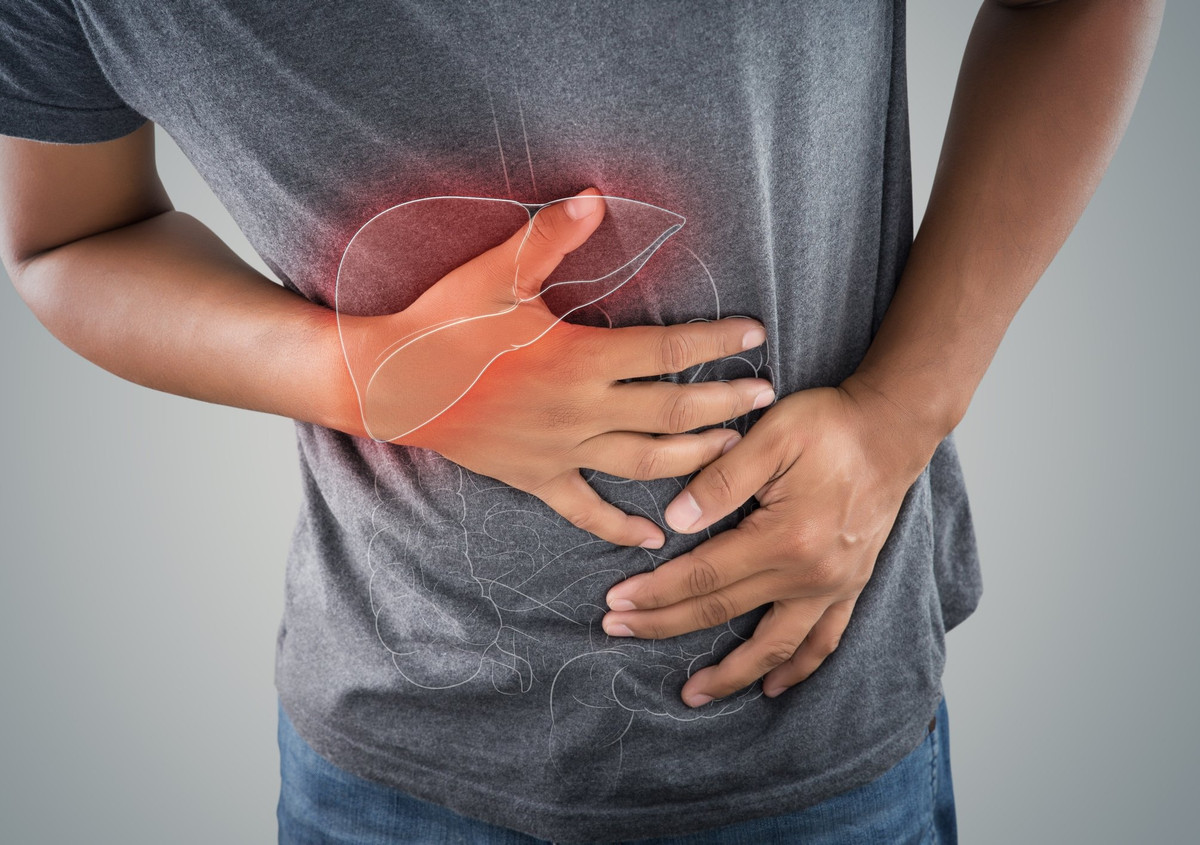 Có vấn đề về gan: Các chất bổ sung chiết xuất từ trà xanh có liên quan đến một số trường hợp tổn thương gan. Ngoài ra, caffeine trong trà xanh có thể tích tụ và tồn tại lâu hơn, làm cho bệnh gan trở nên tồi tệ. Ảnh: Newsbeezer.