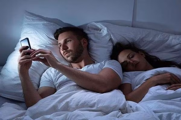 Chiec dien thoai cua chong vo tinh he lo su that dau kho