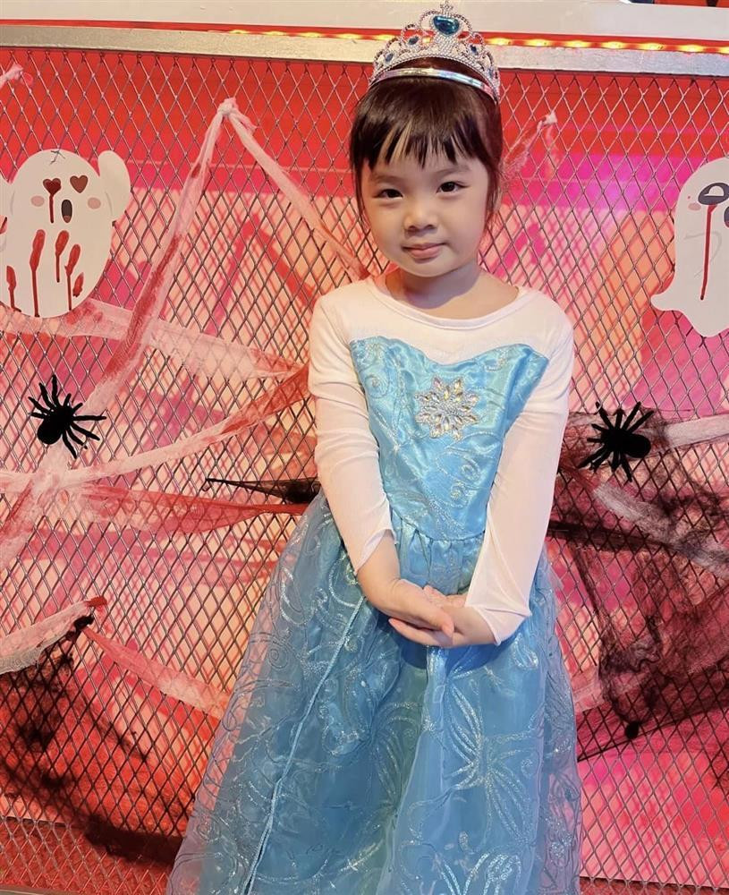 é Cún nhà Cindy Lư ngày càng xinh xắn, đáng yêu. Tháng 6/2020, Cindy Lư xác nhận đường ai nấy đi với Hoài Lâm sau gần 1 thập kỷ gắn bó, có 2 con chung. 