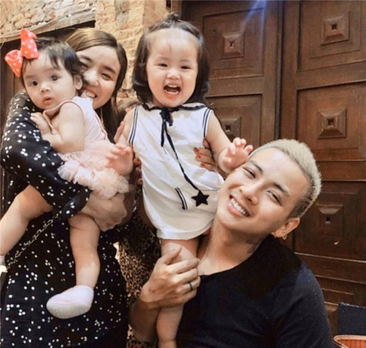 Gần 1 năm chia tay chồng cũ, Cindy Lư công khai hẹn hò Đạt G. Tuy nhiên sau nửa năm hẹn hò, giữa tháng 12/2021, Đạt G lên tiếng xác nhận đã tạm dừng lại với bà mẹ 2 con.